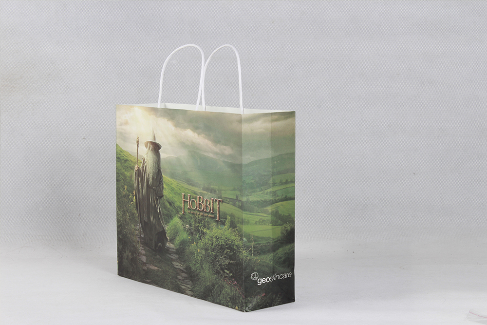 HOBBIT唯美藝術(shù)風格化妝品白卡紙袋定制 HOBBIT唯美藝術(shù)風格化妝品白卡紙袋定制